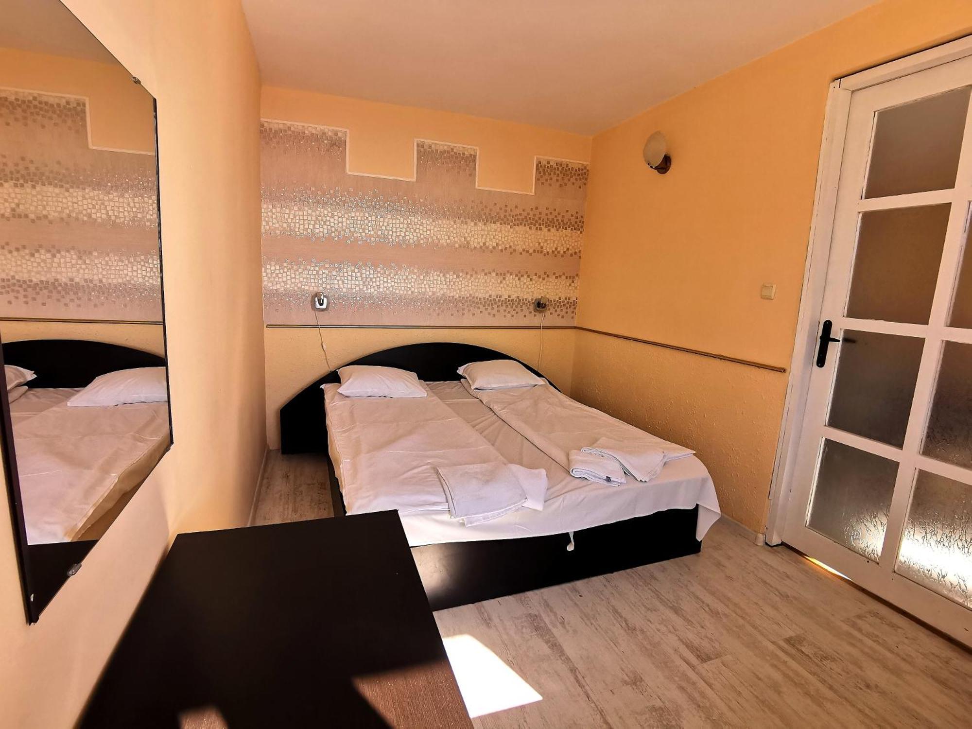 Family Hotel White House Pomorie Bagian luar foto
