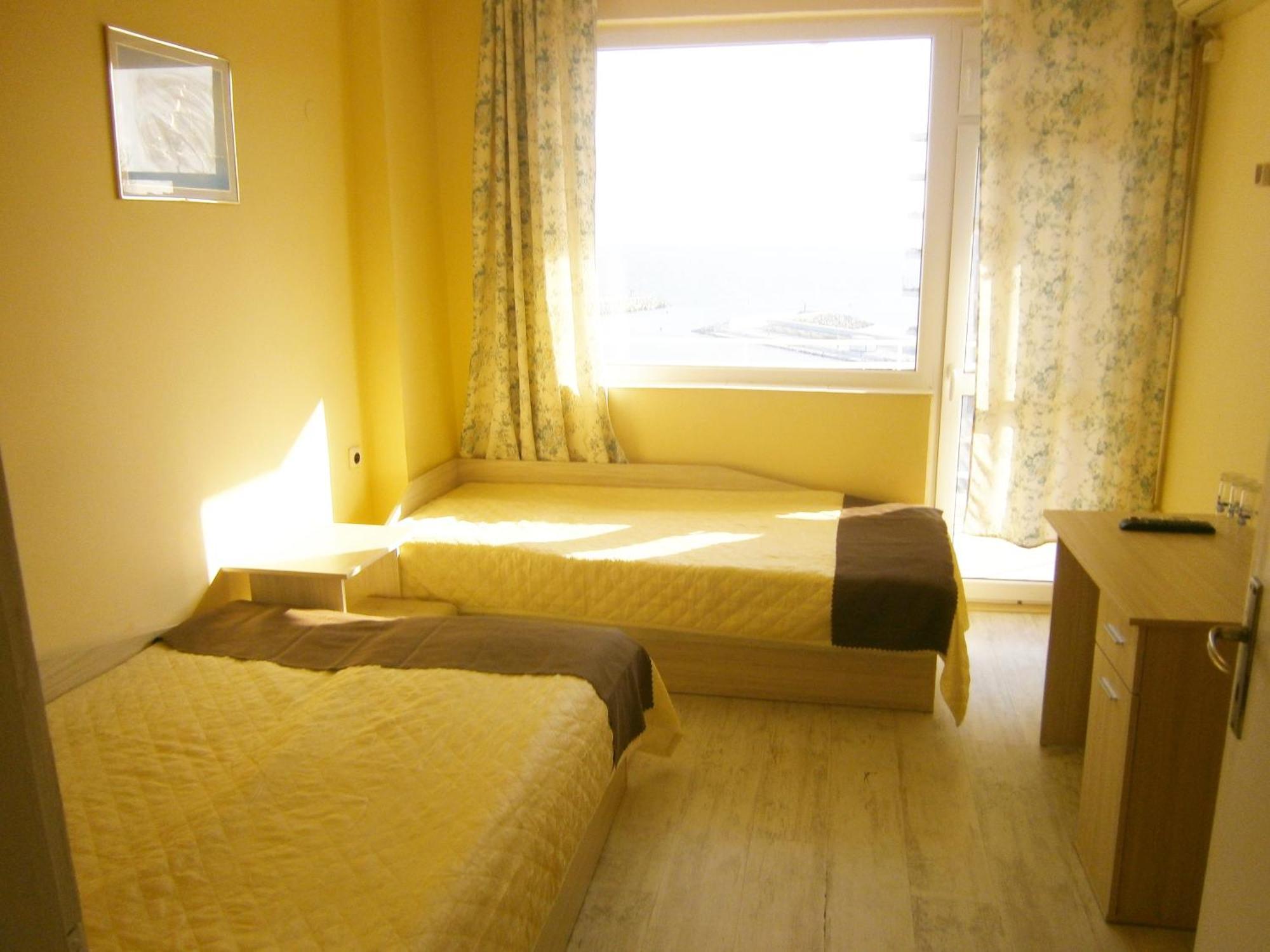 Family Hotel White House Pomorie Bagian luar foto
